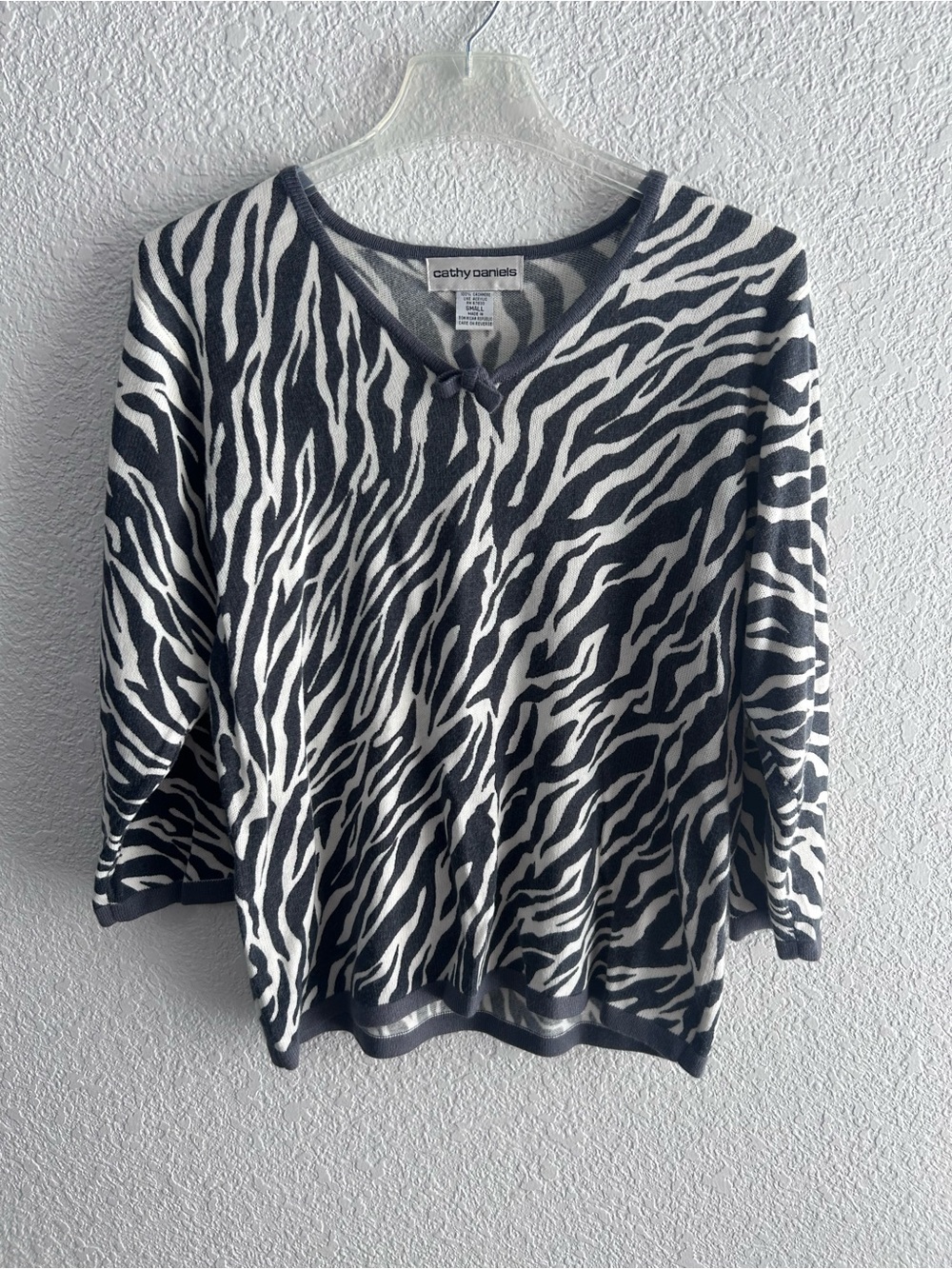 100% Cashmere Black & White Y2K Zebra Print Pattern V-Neck Sweater Small